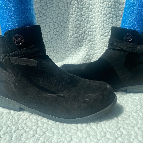 Mk boots in black has a couple scuff marks but cute boots - Picture 10 of 13